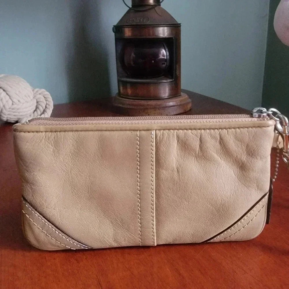 Coach Tan Leather Embossed Wristlet with Hangtag - Picture 4 of 14